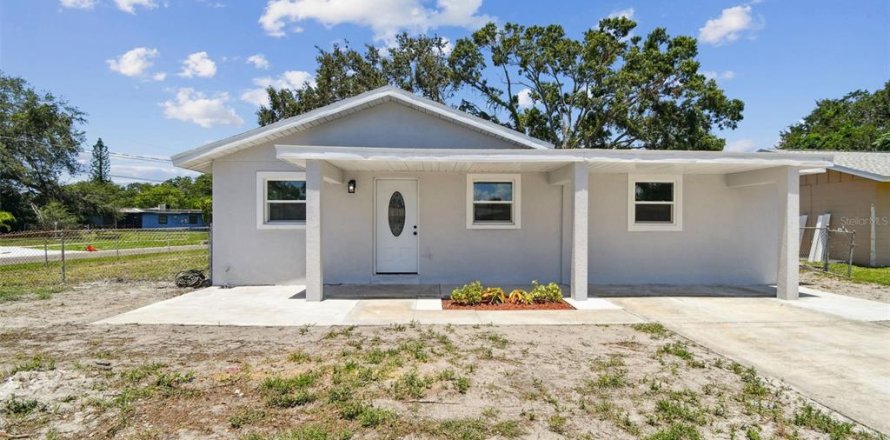 House in Clearwater, Florida 4 bedrooms, 133.5 sq.m. № 1848490