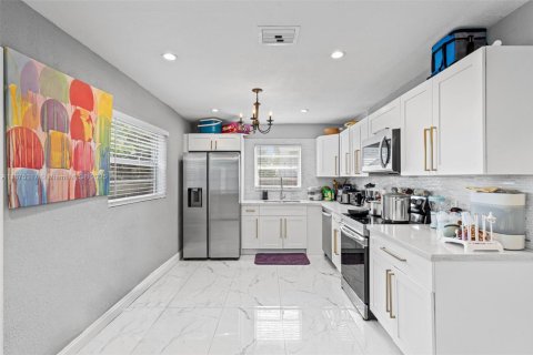 Villa ou maison à vendre à Hollywood, Floride: 3 chambres, 143.07 m2 № 1928038 - photo 12