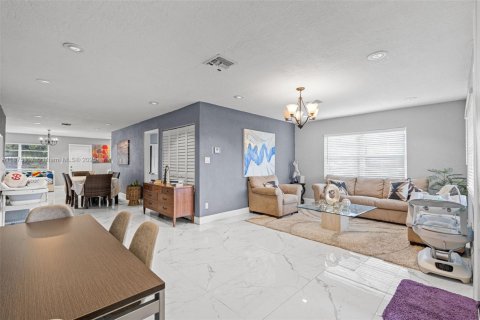 Villa ou maison à vendre à Hollywood, Floride: 3 chambres, 143.07 m2 № 1928038 - photo 4