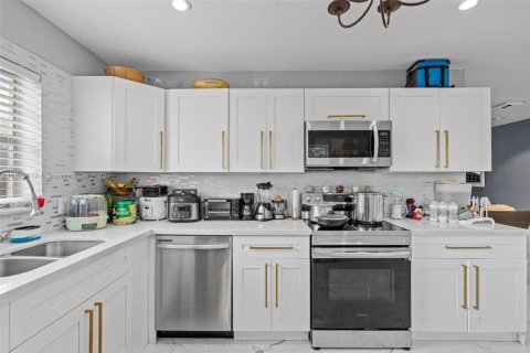 Villa ou maison à vendre à Hollywood, Floride: 3 chambres, 143.07 m2 № 1928038 - photo 14