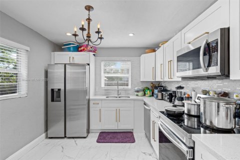 Villa ou maison à vendre à Hollywood, Floride: 3 chambres, 143.07 m2 № 1928038 - photo 13