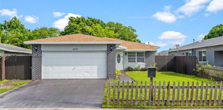 Villa ou maison à Hollywood, Floride 3 chambres, 143.07 m2 № 1928038