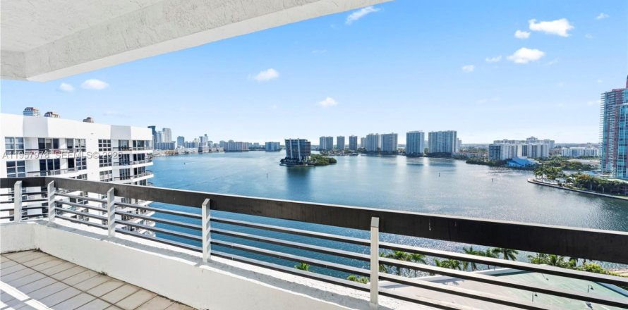 Condo à Aventura, Floride, 2 chambres  № 2028742