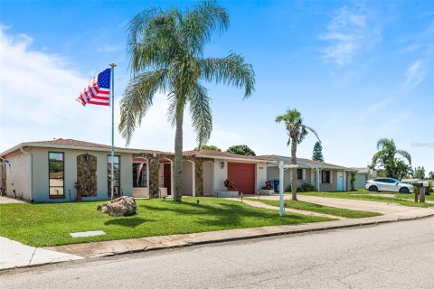 House in Holiday, Florida 4 bedrooms, 266.54 sq.m. № 1826570 - photo 5
