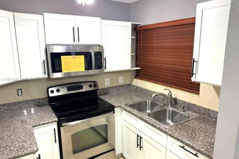 Condo in Hialeah, Florida, 3 bedrooms  № 2153293