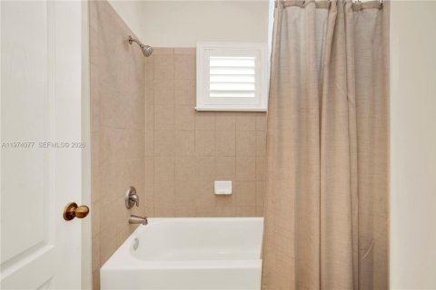 House in Homestead, Florida 5 bedrooms, 304.35 sq.m. № 2036250 - photo 23