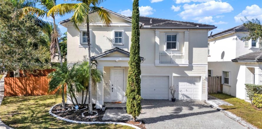 House in Homestead, Florida 5 bedrooms, 304.35 sq.m. № 2036250