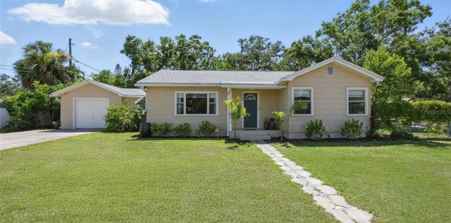 House in Saint Petersburg, Florida 3 bedrooms, 142.14 sq.m. № 1907558