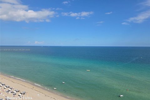 Condo in Hollywood, Florida, 2 bedrooms № 2082091 - photo 11