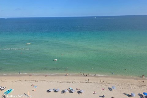 Condo in Hollywood, Florida, 2 bedrooms № 2082091 - photo 5
