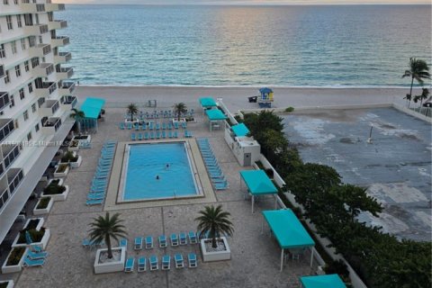 Condo in Hollywood, Florida, 2 bedrooms № 2082091 - photo 9