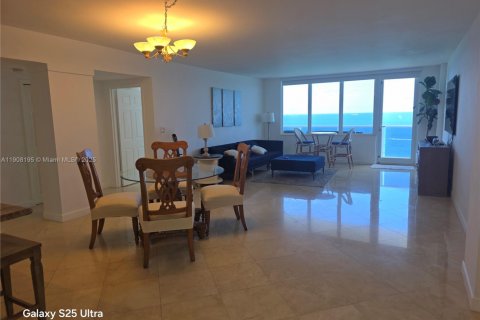 Condo in Hollywood, Florida, 2 bedrooms № 2082091 - photo 14