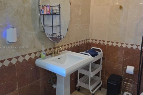 Condo in Hollywood, Florida, 2 bedrooms № 2082091 - photo 17