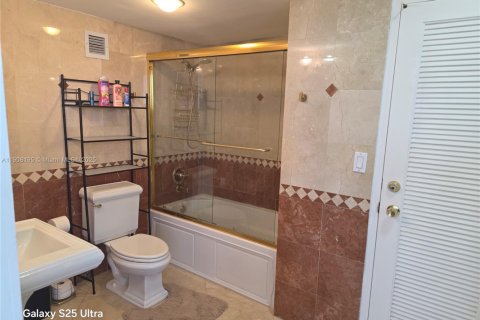 Condo in Hollywood, Florida, 2 bedrooms № 2082091 - photo 18