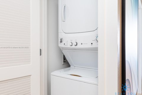 Condo in Hollywood, Florida, 2 bedrooms  № 2013696 - photo 15