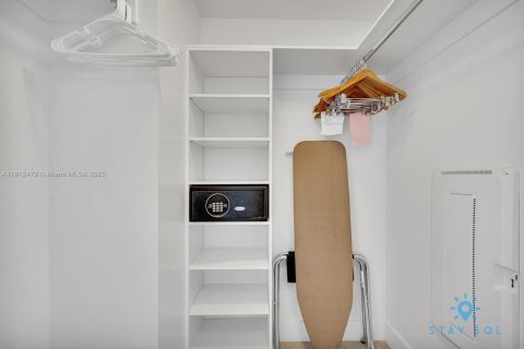 Condo in Hollywood, Florida, 2 bedrooms  № 2013696 - photo 14