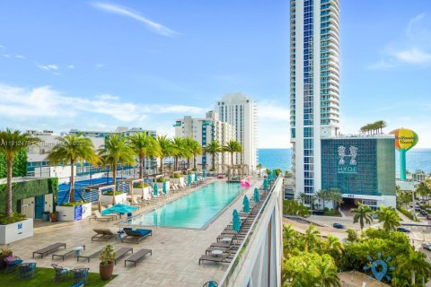 Condo in Hollywood, Florida, 2 bedrooms  № 2013696 - photo 18