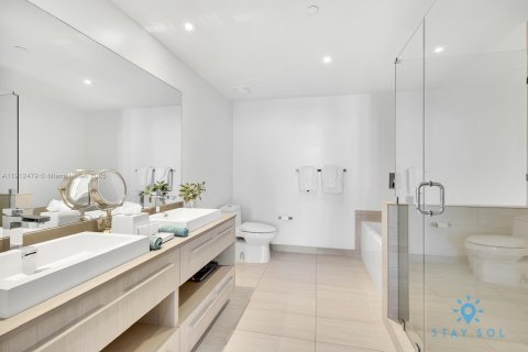 Condo in Hollywood, Florida, 2 bedrooms  № 2013696 - photo 12