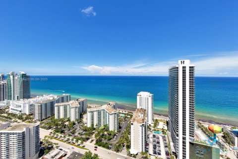 Condo in Hollywood, Florida, 2 bedrooms  № 2013696 - photo 29