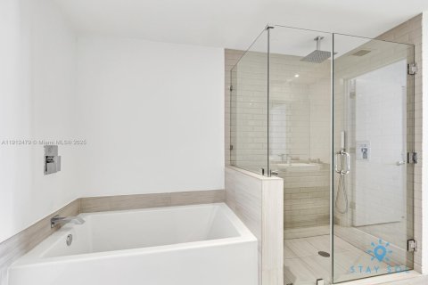 Condo in Hollywood, Florida, 2 bedrooms  № 2013696 - photo 13