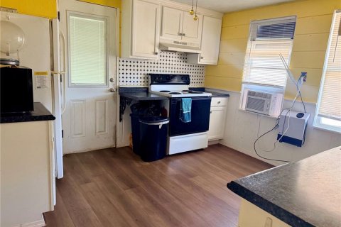 House in Sarasota, Florida 3 bedrooms, 107.02 sq.m. № 2150373 - photo 13