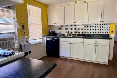 House in Sarasota, Florida 3 bedrooms, 107.02 sq.m. № 2150373 - photo 14