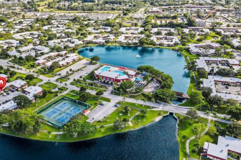 House in Lake Worth, Florida 2 bedrooms, 87.42 sq.m. № 1154330 - photo 1