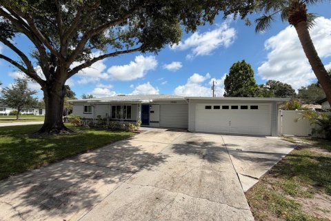 House in Saint Petersburg, Florida 4 bedrooms, 156.08 sq.m. № 2394104