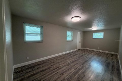 House in Saint Petersburg, Florida 4 bedrooms, 156.08 sq.m. № 2394104 - photo 13