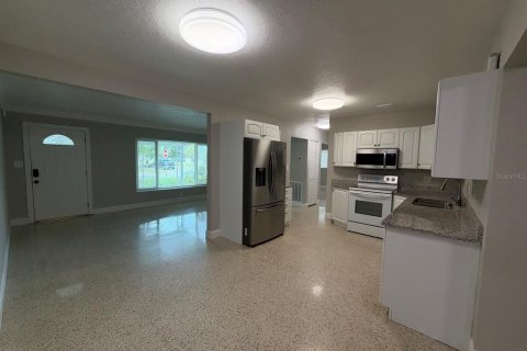 House in Saint Petersburg, Florida 4 bedrooms, 156.08 sq.m. № 2394104 - photo 4