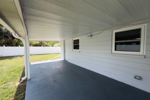 House in Saint Petersburg, Florida 4 bedrooms, 156.08 sq.m. № 2394104 - photo 16