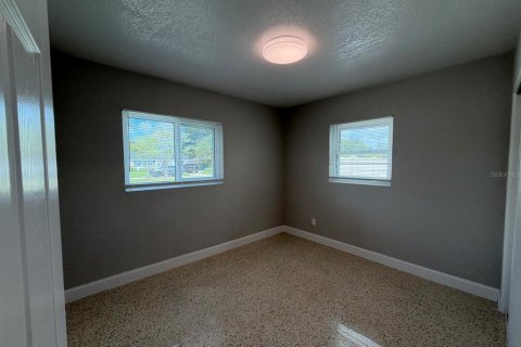 House in Saint Petersburg, Florida 4 bedrooms, 156.08 sq.m. № 2394104 - photo 10