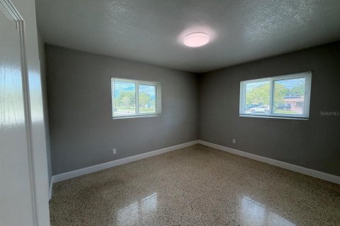 House in Saint Petersburg, Florida 4 bedrooms, 156.08 sq.m. № 2394104 - photo 9