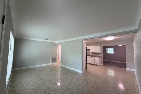 House in Saint Petersburg, Florida 4 bedrooms, 156.08 sq.m. № 2394104 - photo 3