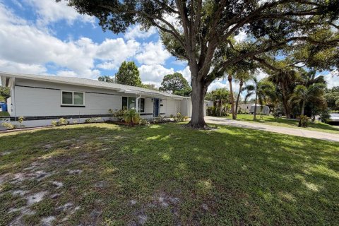 House in Saint Petersburg, Florida 4 bedrooms, 156.08 sq.m. № 2394104 - photo 2