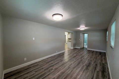 House in Saint Petersburg, Florida 4 bedrooms, 156.08 sq.m. № 2394104 - photo 14