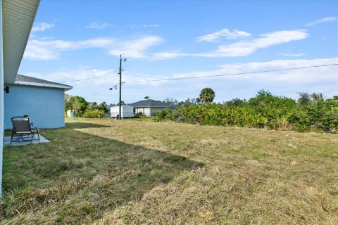 House in Port Charlotte, Florida 4 bedrooms, 151.99 sq.m. № 2214433 - photo 4