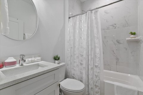 House in Port Charlotte, Florida 4 bedrooms, 151.99 sq.m. № 2214433 - photo 12
