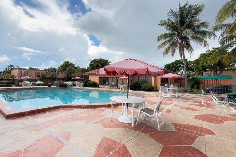 Condo in Miami Lakes, Florida, 2 bedrooms  № 2037487 - photo 12