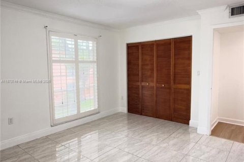 Condo in Miami Lakes, Florida, 2 bedrooms  № 2037487 - photo 4