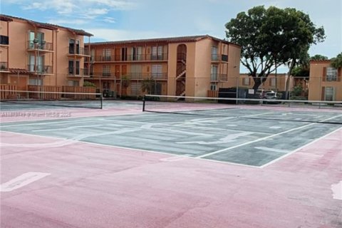 Condo in Miami Lakes, Florida, 2 bedrooms  № 2037487 - photo 15