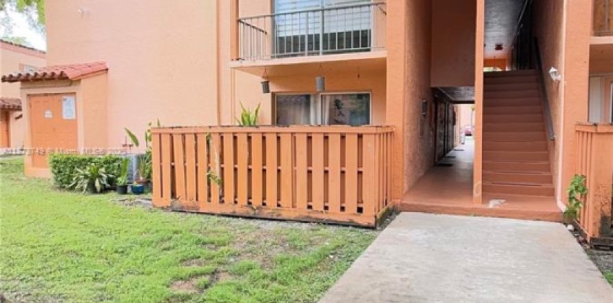 Condo in Miami Lakes, Florida, 2 bedrooms  № 2037487
