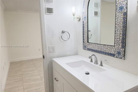 Condo in Miami Lakes, Florida, 2 bedrooms  № 2037487 - photo 25