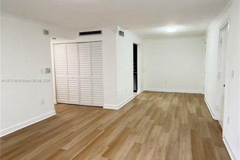 Condo in Miami Lakes, Florida, 2 bedrooms  № 2037487 - photo 9