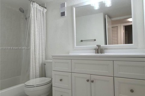 Condo in Miami Lakes, Florida, 2 bedrooms  № 2037487 - photo 7