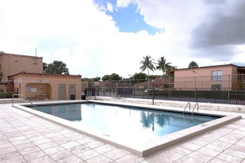 Condo in Miami Lakes, Florida, 2 bedrooms  № 2037487 - photo 14