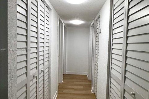 Condo in Miami Lakes, Florida, 2 bedrooms  № 2037487 - photo 11