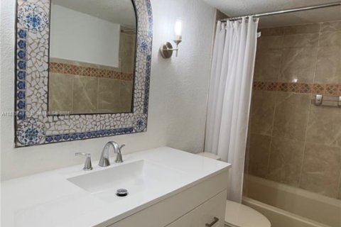 Condo in Miami Lakes, Florida, 2 bedrooms  № 2037487 - photo 5