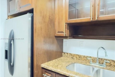 Condo in Miami Lakes, Florida, 2 bedrooms  № 2037487 - photo 21