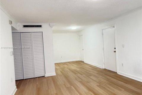 Condo in Miami Lakes, Florida, 2 bedrooms  № 2037487 - photo 18